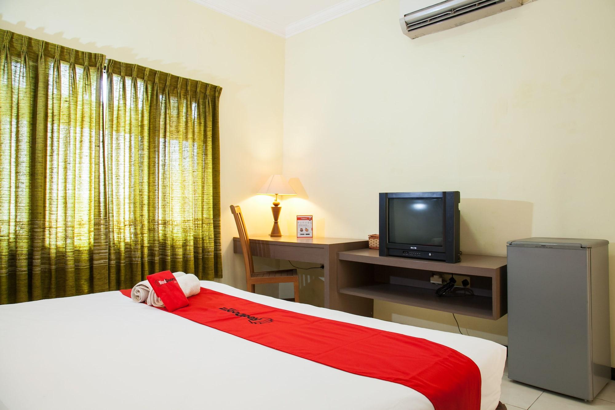 Hotel Reddoorz Near Gubeng Station Surabaya Esterno foto