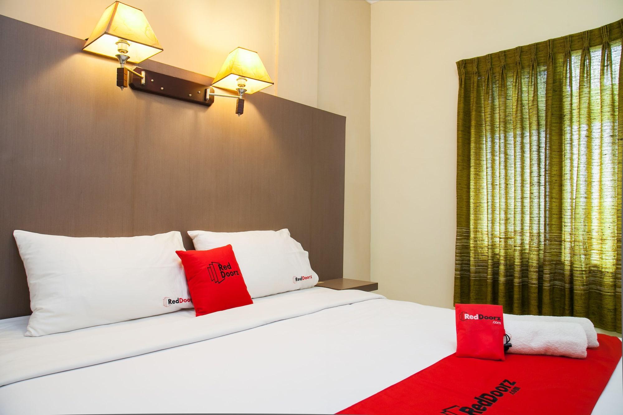 Hotel Reddoorz Near Gubeng Station Surabaya Esterno foto