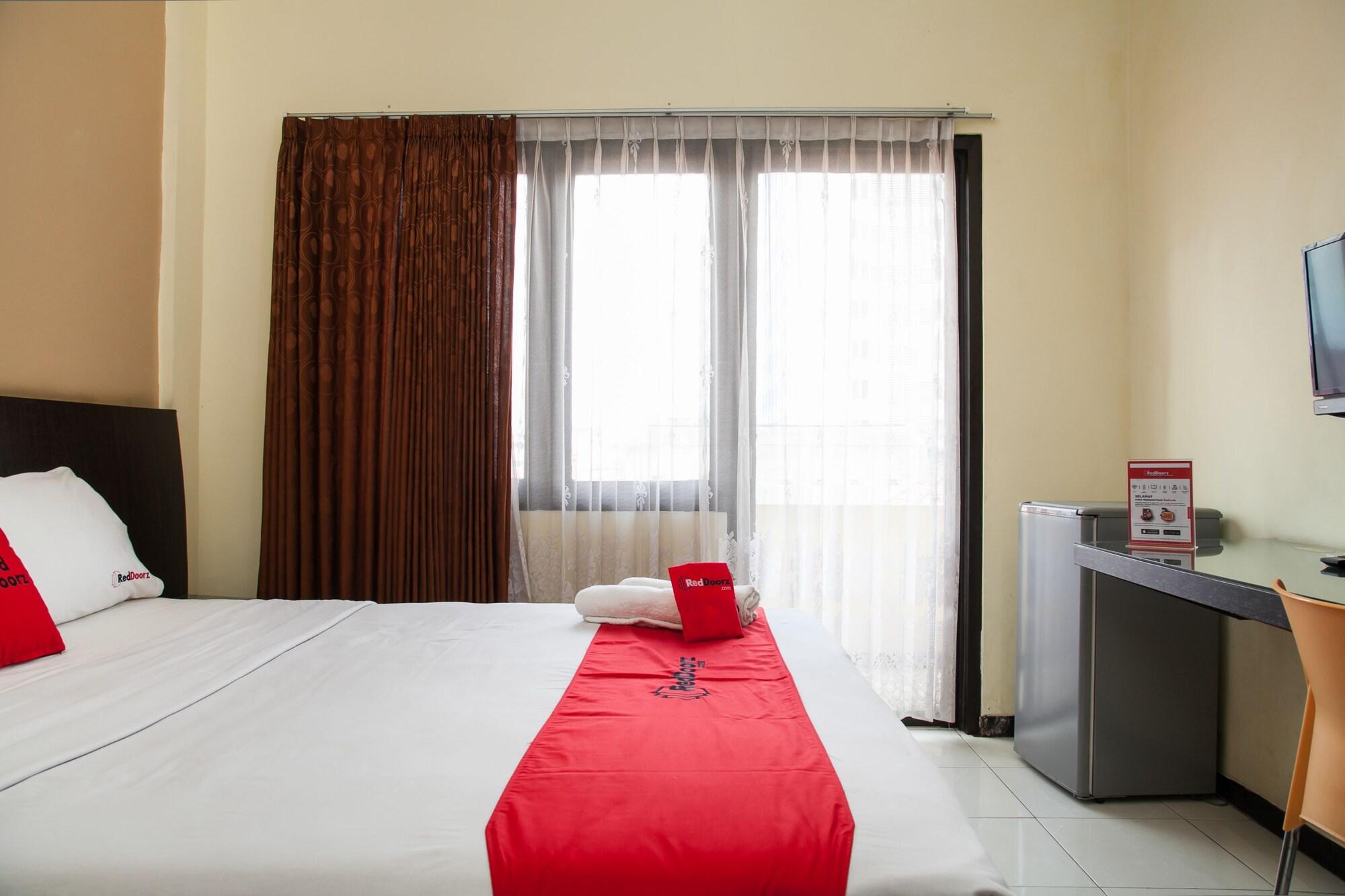 Hotel Reddoorz Near Gubeng Station Surabaya Esterno foto
