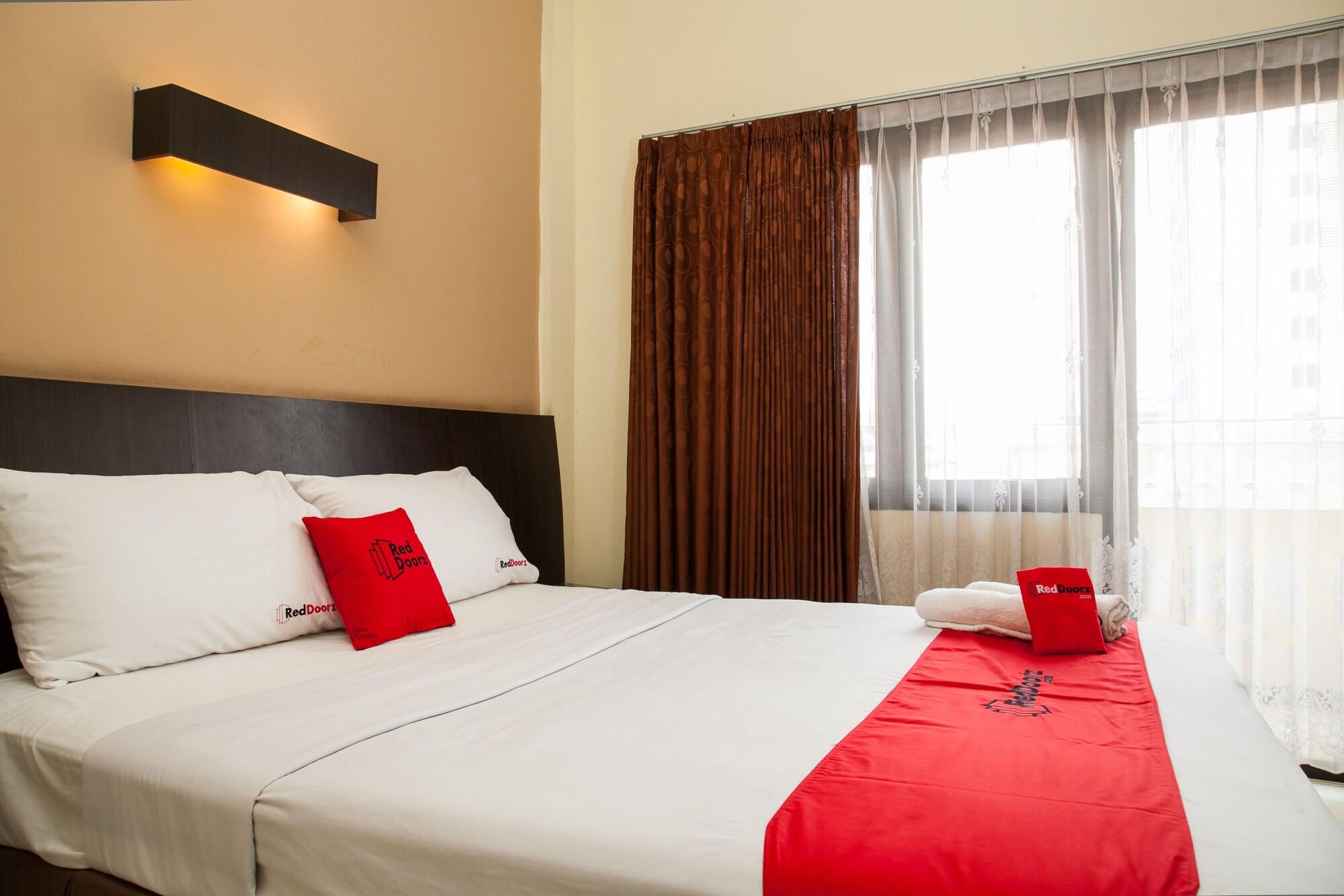 Hotel Reddoorz Near Gubeng Station Surabaya Esterno foto