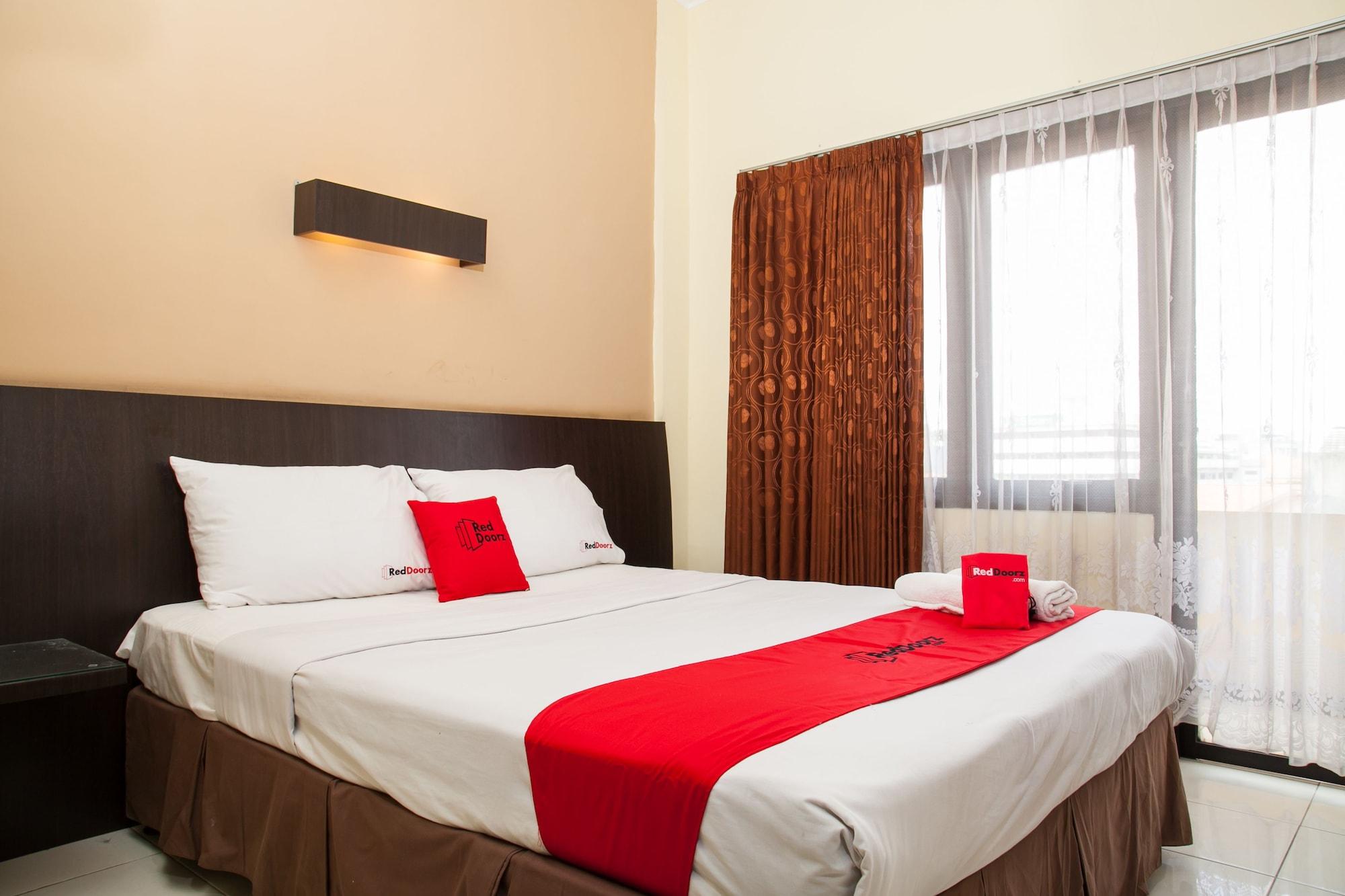 Hotel Reddoorz Near Gubeng Station Surabaya Esterno foto