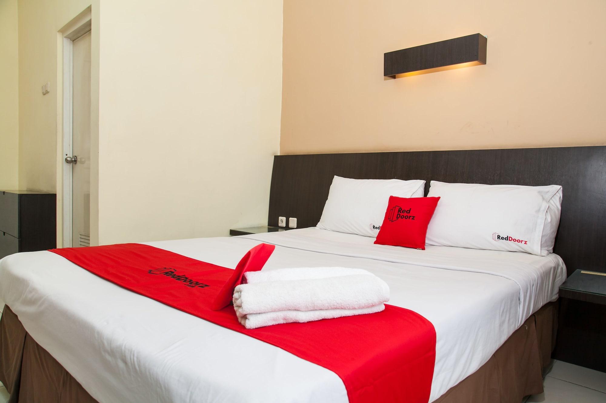 Hotel Reddoorz Near Gubeng Station Surabaya Esterno foto