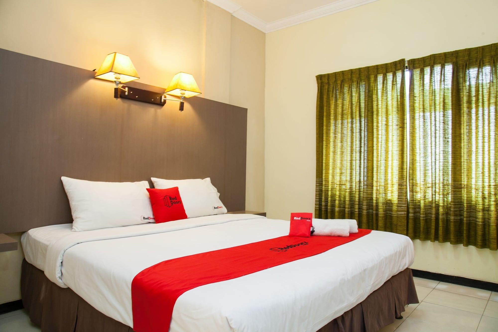 Hotel Reddoorz Near Gubeng Station Surabaya Esterno foto