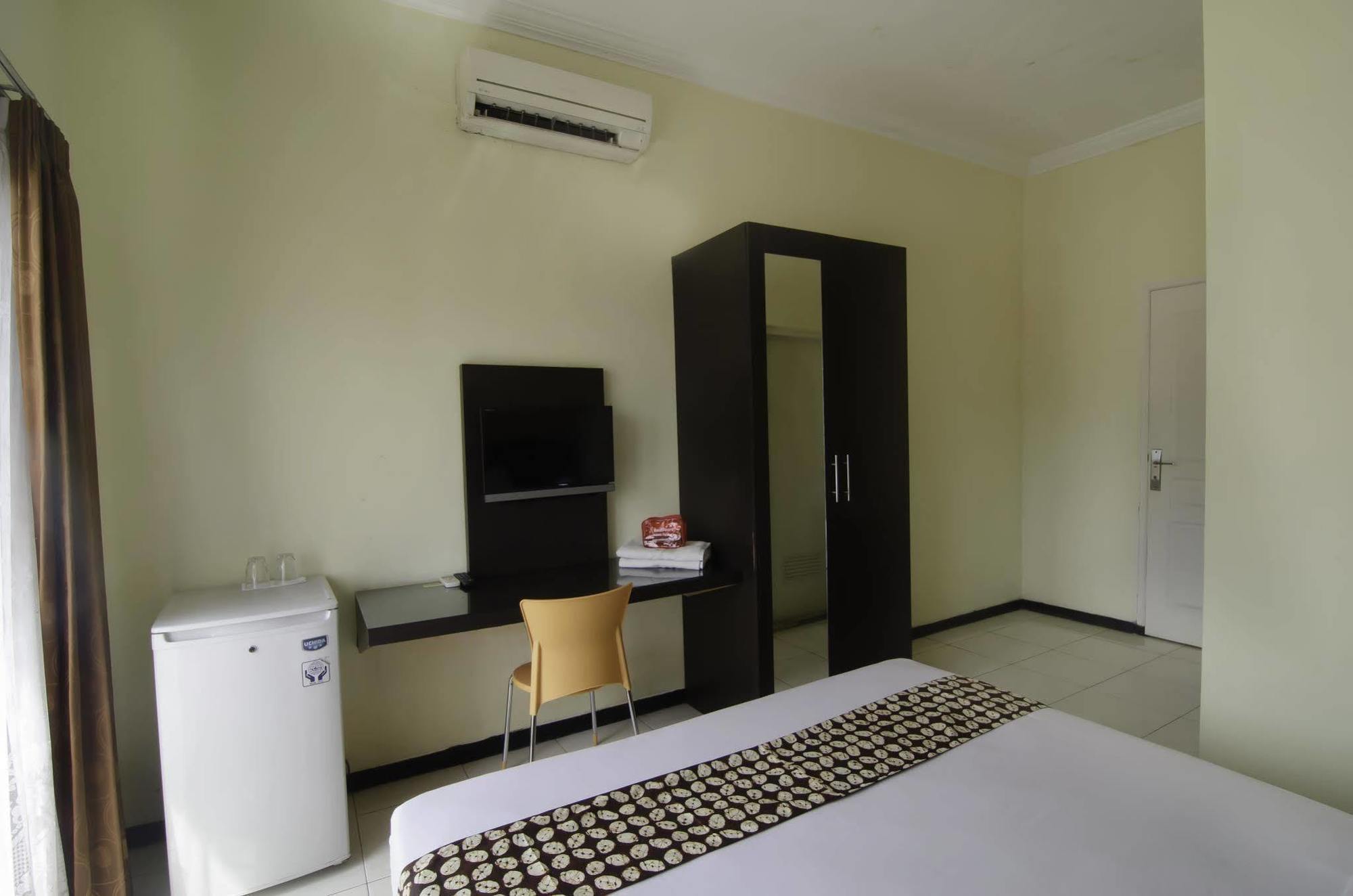 Hotel Reddoorz Near Gubeng Station Surabaya Esterno foto