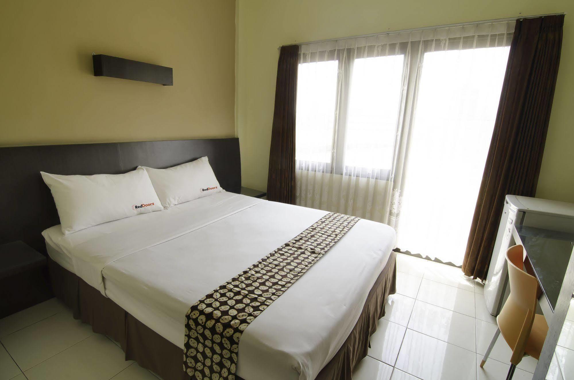 Hotel Reddoorz Near Gubeng Station Surabaya Esterno foto