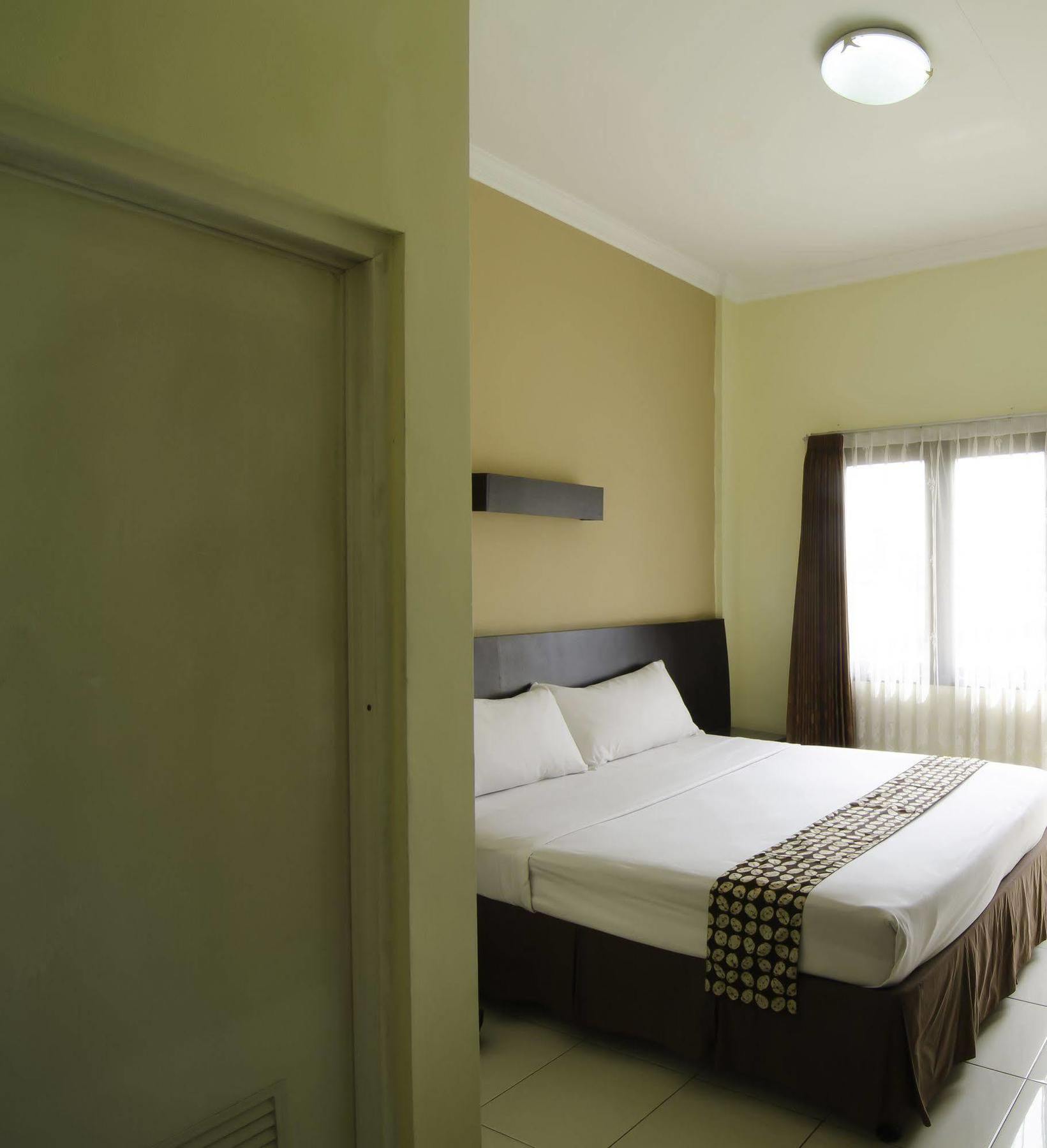 Hotel Reddoorz Near Gubeng Station Surabaya Esterno foto