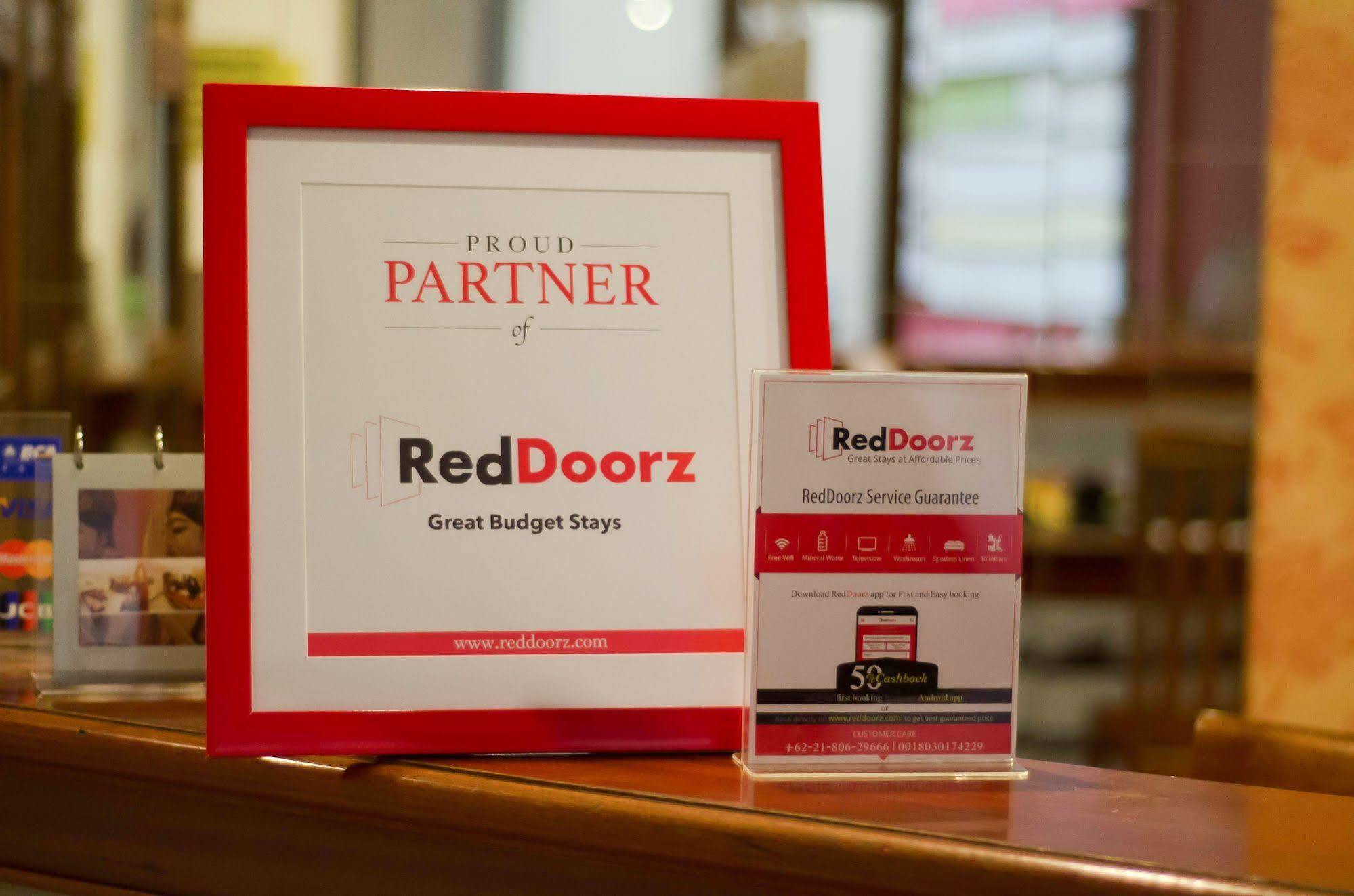 Hotel Reddoorz Near Gubeng Station Surabaya Esterno foto