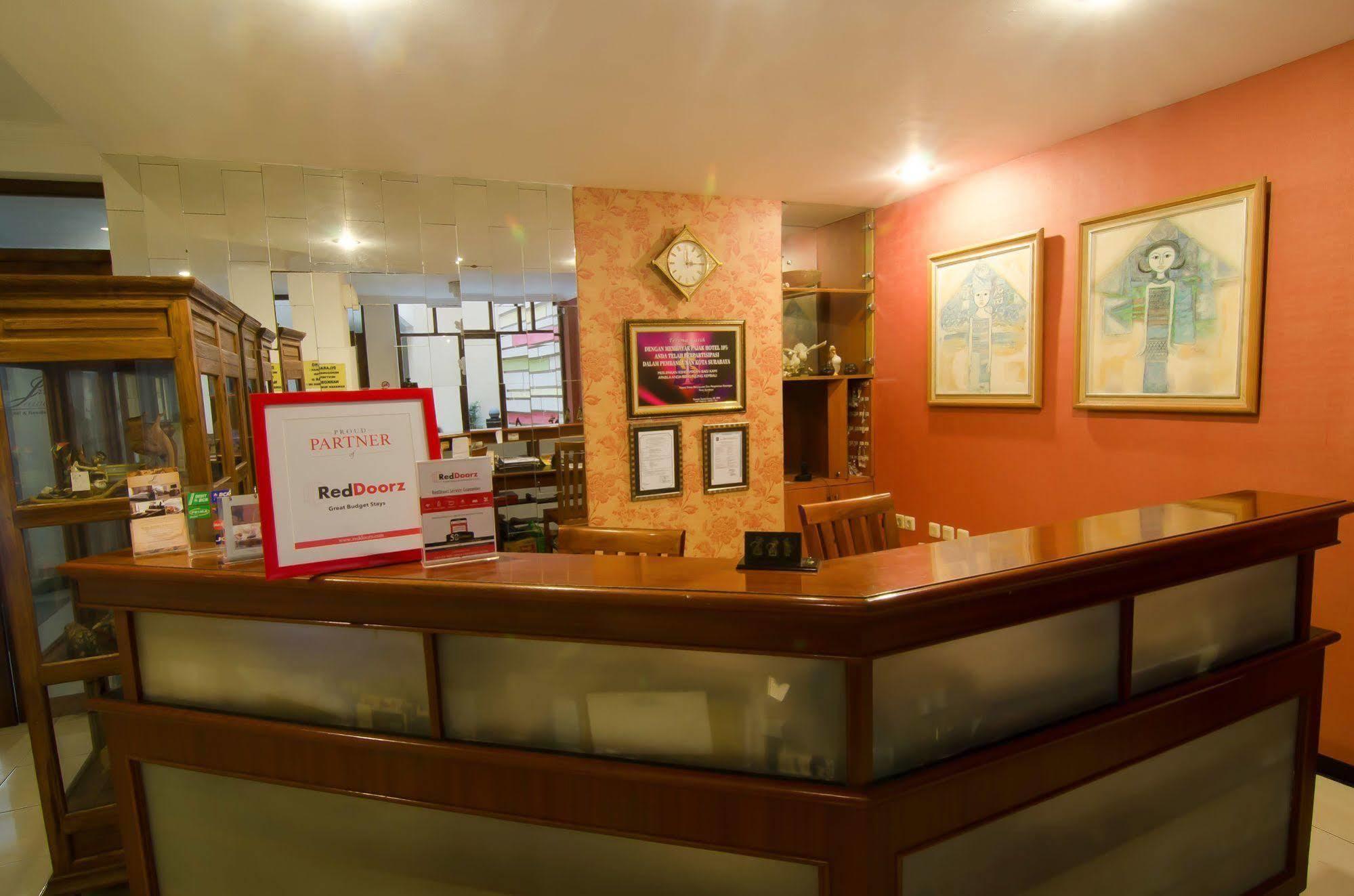 Hotel Reddoorz Near Gubeng Station Surabaya Esterno foto