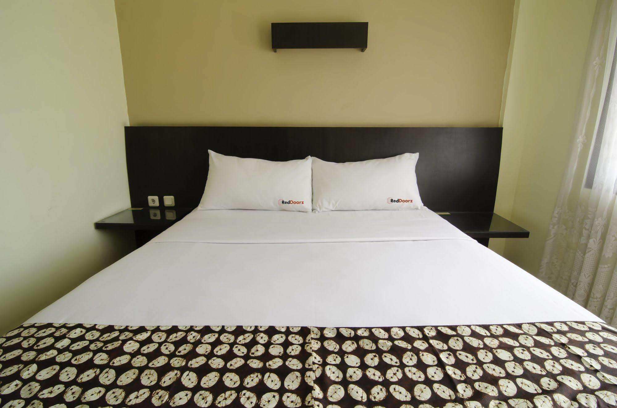 Hotel Reddoorz Near Gubeng Station Surabaya Esterno foto