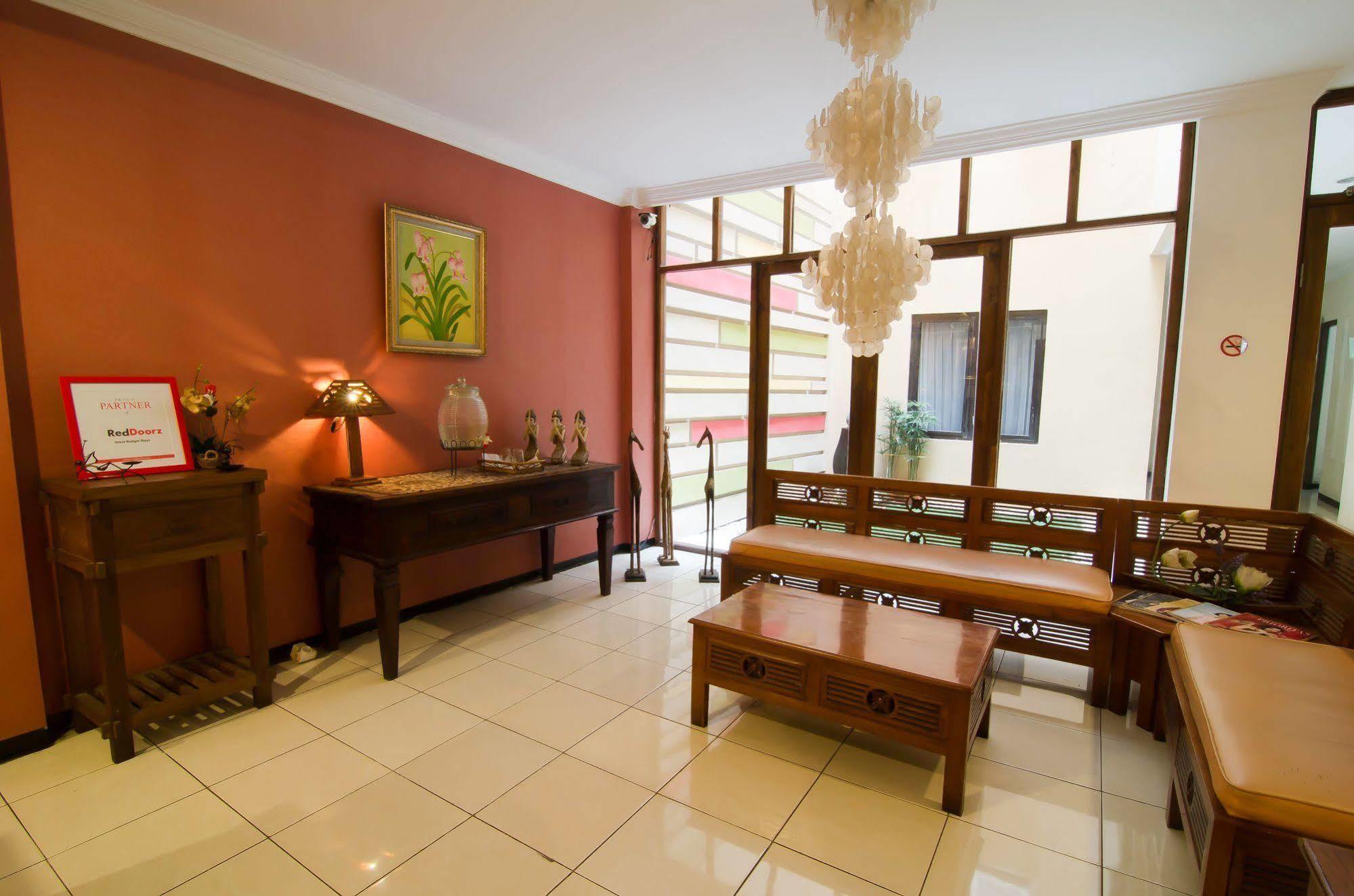 Hotel Reddoorz Near Gubeng Station Surabaya Esterno foto