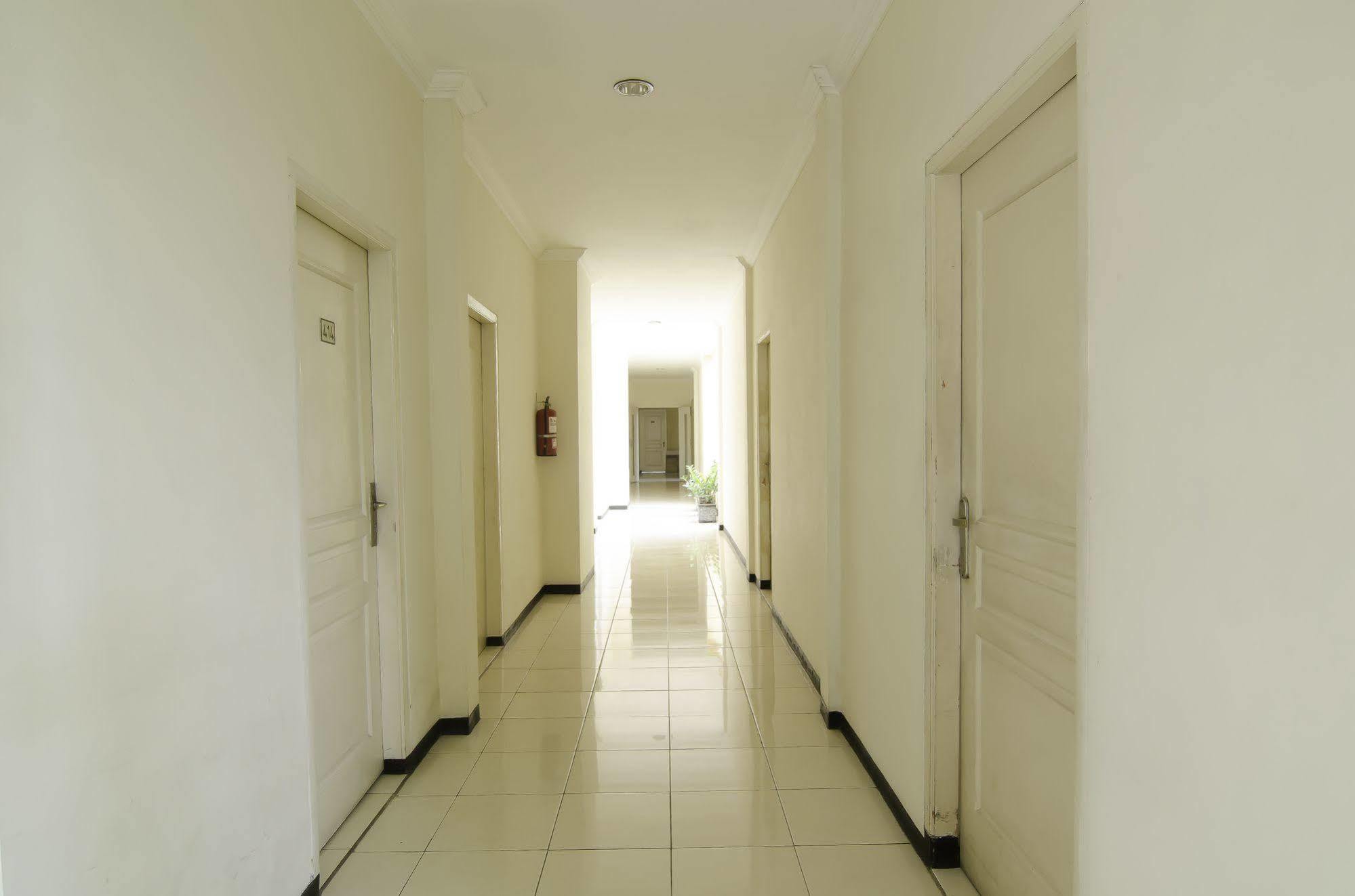 Hotel Reddoorz Near Gubeng Station Surabaya Esterno foto
