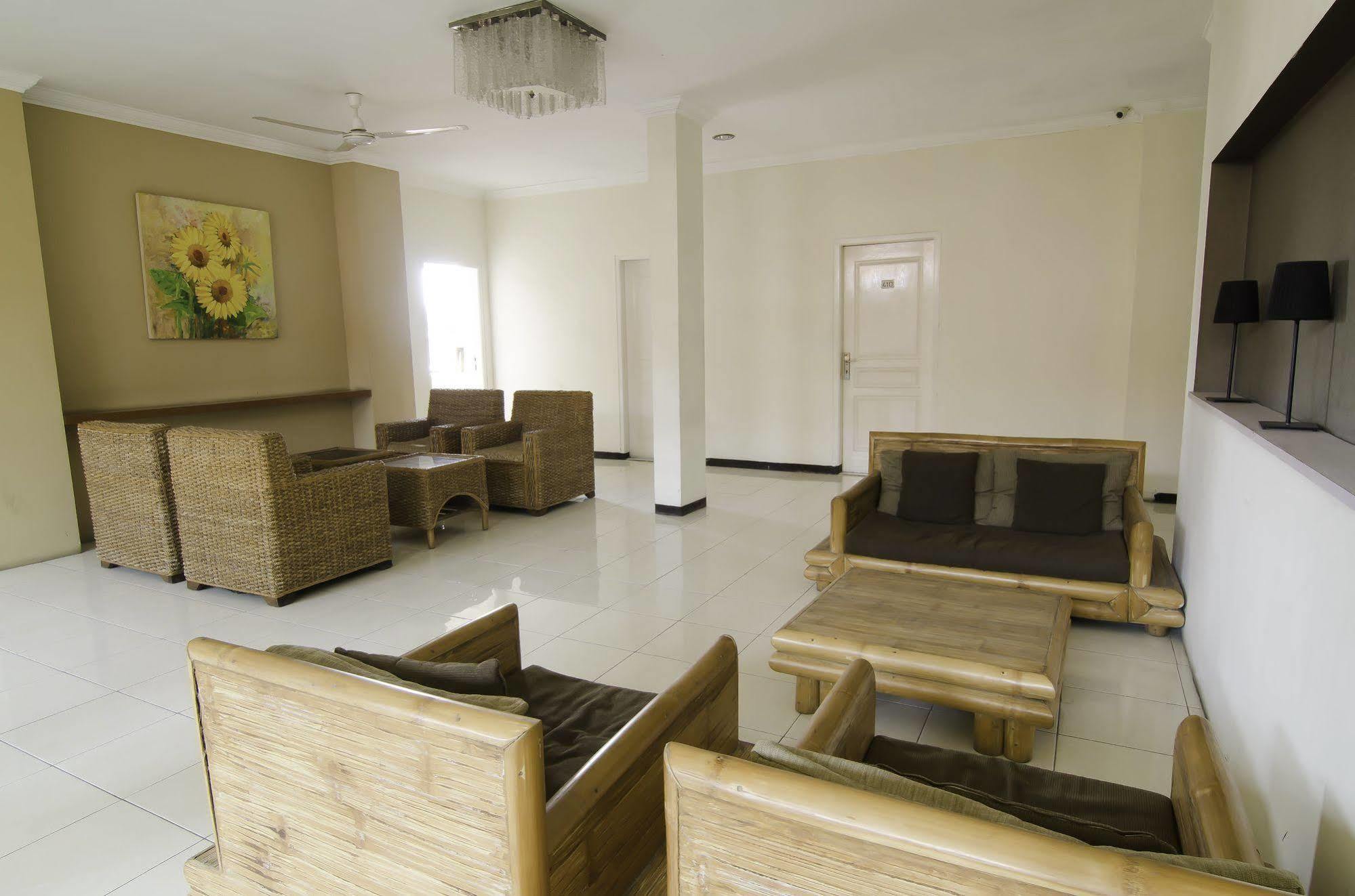 Hotel Reddoorz Near Gubeng Station Surabaya Esterno foto