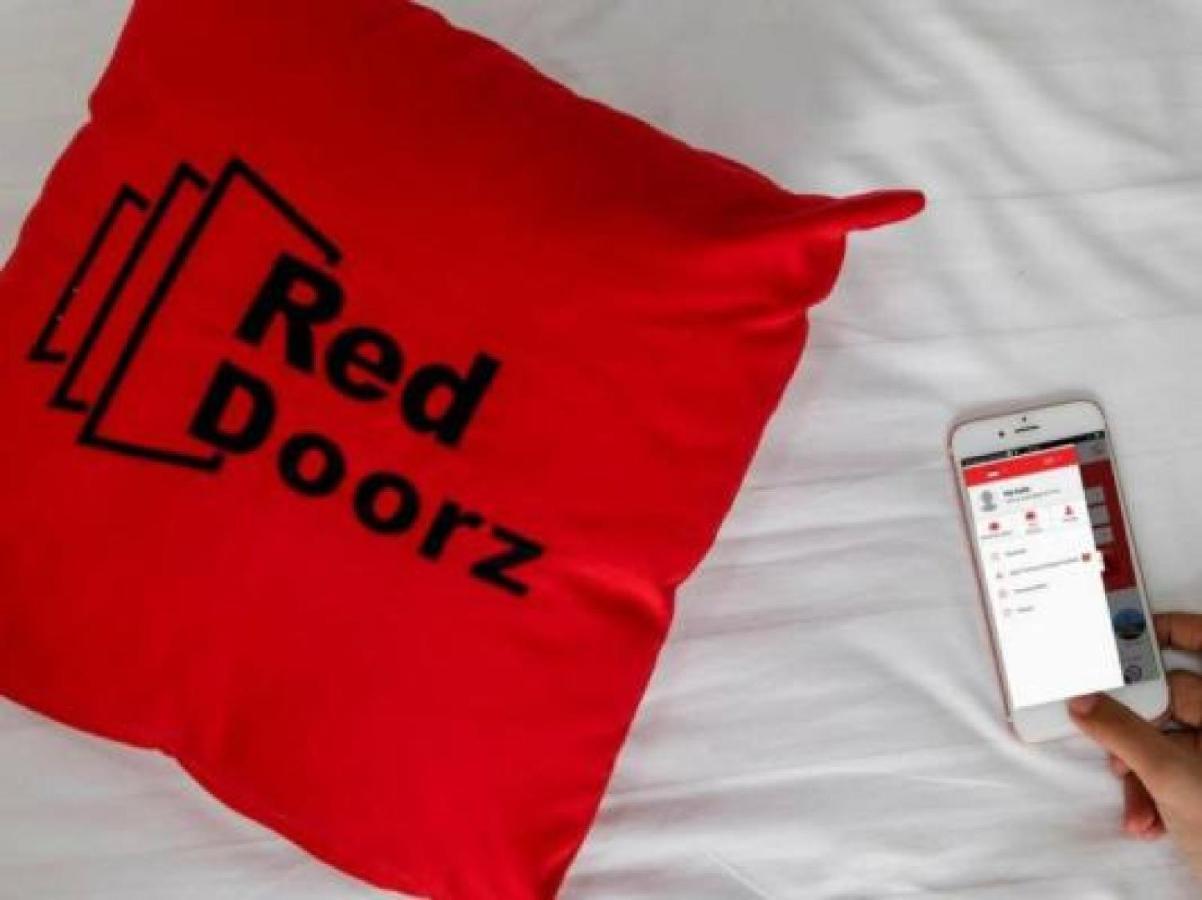 Hotel Reddoorz Near Gubeng Station Surabaya Esterno foto